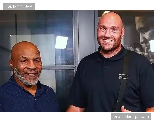 泰森·富里穿睡衣开劳斯莱斯去超市，保镖一脸尴尬笑死我